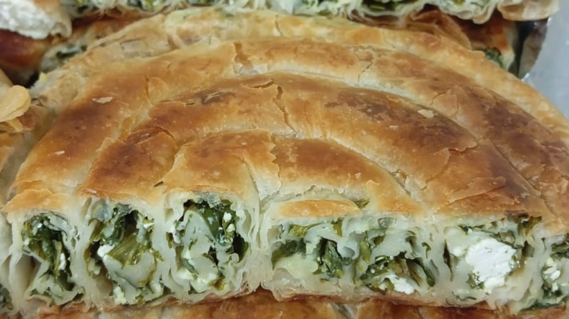 Okulumuz kantininde ev yapımı kek ve börek günü başlamıştır.